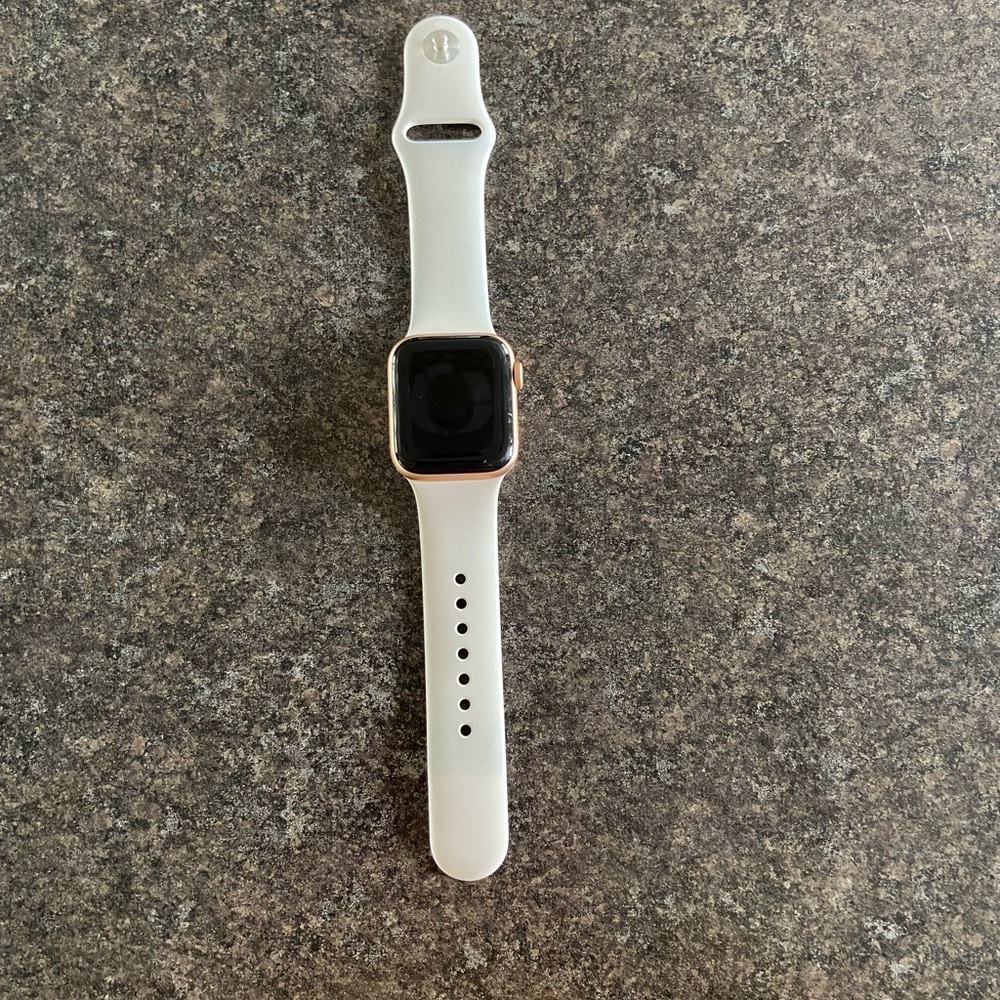 Apple Watch SE 40mm. w charging block & extra straps (6mths old)